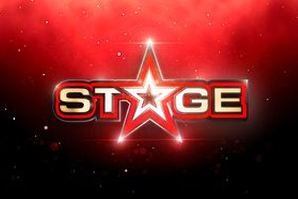 خواننده ای که هنگام اجرا در استیج فرو رفت +فیلم