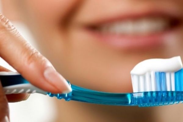 به این دلایل در تاریکی مسواک بزنید