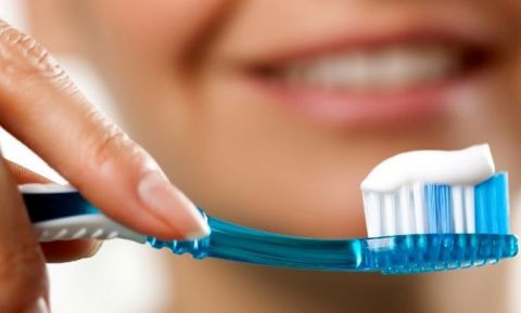 به این دلایل در تاریکی مسواک بزنید