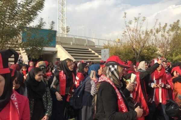 ورود زنان به آزادی با تشویق مداوم مردان