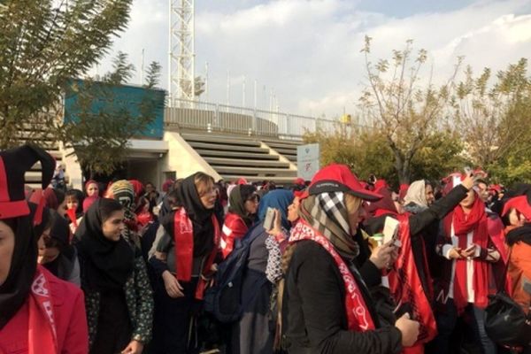 ورود زنان به آزادی با تشویق مداوم مردان