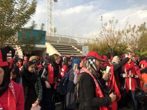 ورود زنان به آزادی با تشویق مداوم مردان