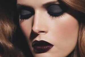 چطور مثل حرفه ای ها چشم ها را آرایش تیره کنیم؟