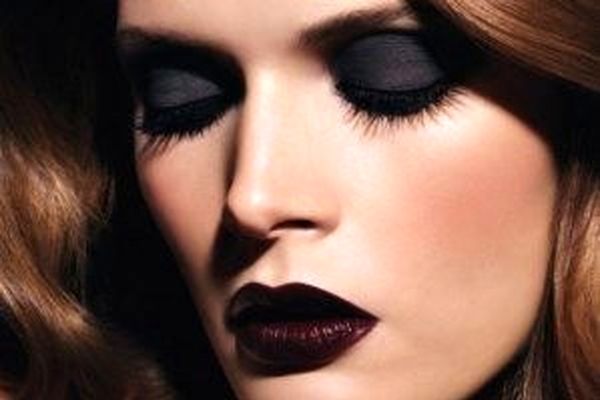 چطور مثل حرفه ای ها چشم ها را آرایش تیره کنیم؟