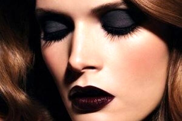 چطور مثل حرفه ای ها چشم ها را آرایش تیره کنیم؟