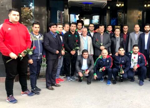 تیم ملی وزنه برداری در مشهد مورد استقبال قرار گرفت