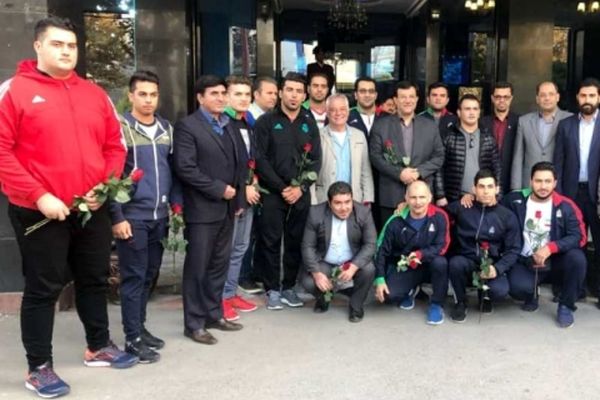 تیم ملی وزنه برداری در مشهد مورد استقبال قرار گرفت