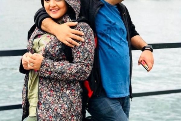 ستایش و همسرش در خارج از کشور