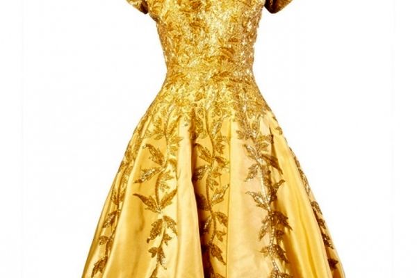 چگونه آرایشمان را با لباس طلایی ست کنیم؟