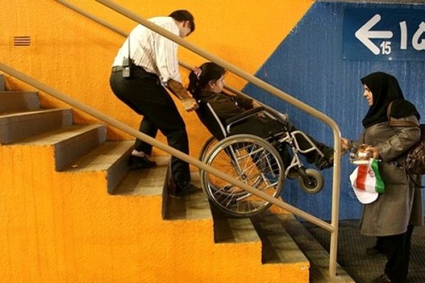 موانع شهری به باور غلط کم‌توانی معلولان دامن می‌زند