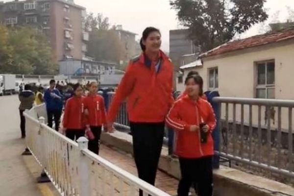 دختر 11 ساله چینی با بیش از 2 متر قد +عکس