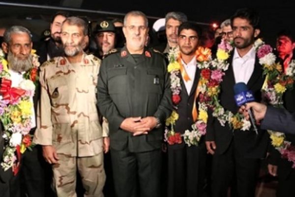 بازگشت 5 تن از مرزبانان آزاد شده میرجاوه به کشور +اسامی و تصاویر