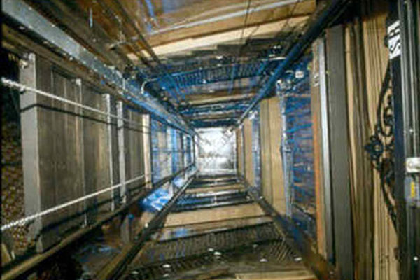 سقوط 80 طبقه ای یک آسانسور با ۶ مسافر +فیلم