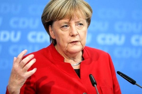مرکل: روسیه را تحریم می‌کنیم