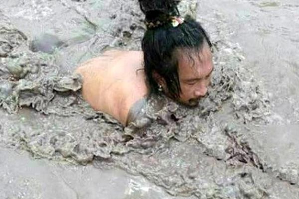 حمام کردن در گدازه های آتشفشان + عکس