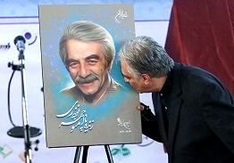 عکس/بوسه ایرج نوذری بر عکس پدرش