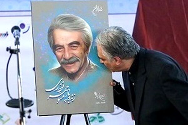 عکس/بوسه ایرج نوذری بر عکس پدرش
