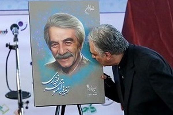 عکس/بوسه ایرج نوذری بر عکس پدرش