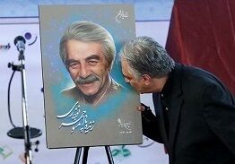عکس/بوسه ایرج نوذری بر عکس پدرش
