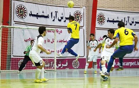 پیروزی پُرگل فرش‌آرا مقابل شهرداری ساوه