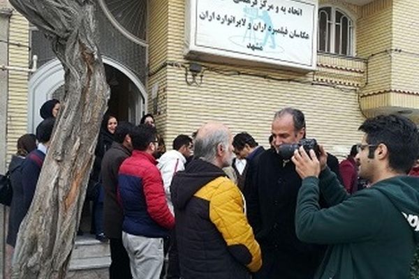 تجمع عکاسان مشهدی در اعتراض به اقدامات دفاتر پستی و پلیس 10+