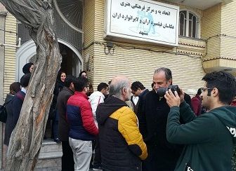 تجمع عکاسان مشهدی در اعتراض به اقدامات دفاتر پستی و پلیس 10+