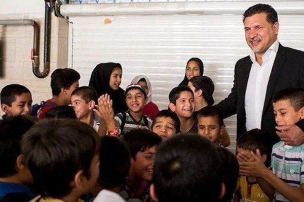 علی دایی و سرپرستی 50 کودک