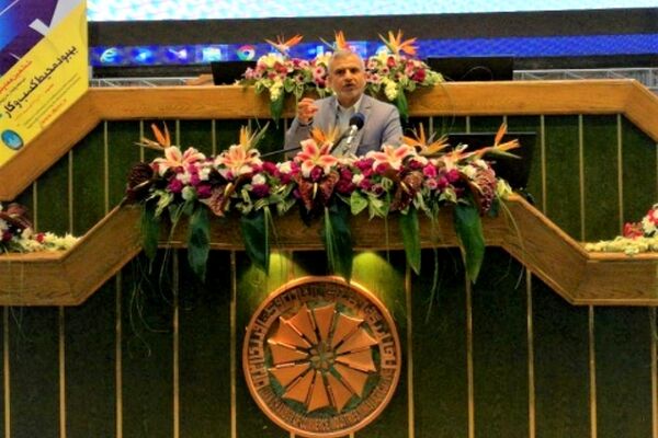 قرار داشتن ایران در مراحل اولیه تولید یکی دلایل از بالا بودن نرخ ارز در کشور است