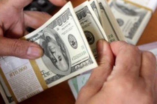 بانک مرکزی ارز خارج از کشور صادرکنندگان را می‌خرد