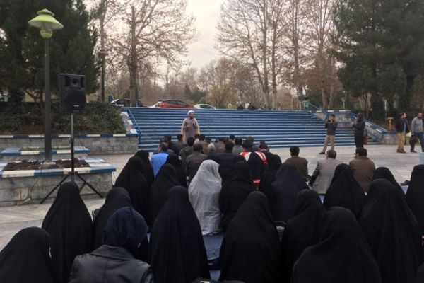 اعتراض دانشجویان دانشکده ادبیات فردوسی به انتقال نمازخانه / مسئولان: دانشکده جای نماز نیست!