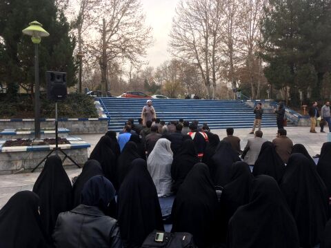 اعتراض دانشجویان دانشکده ادبیات فردوسی به انتقال نمازخانه / مسئولان: دانشکده جای نماز نیست!