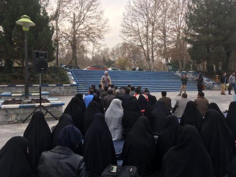 اعتراض دانشجویان دانشکده ادبیات فردوسی به انتقال نمازخانه / مسئولان: دانشکده جای نماز نیست!