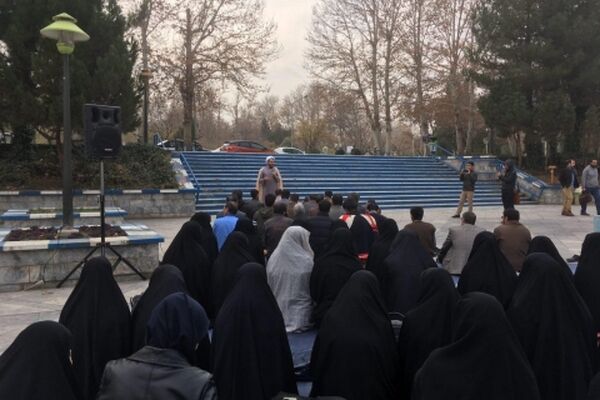 اعتراض دانشجویان دانشکده ادبیات فردوسی به انتقال نمازخانه / مسئولان: دانشکده جای نماز نیست!