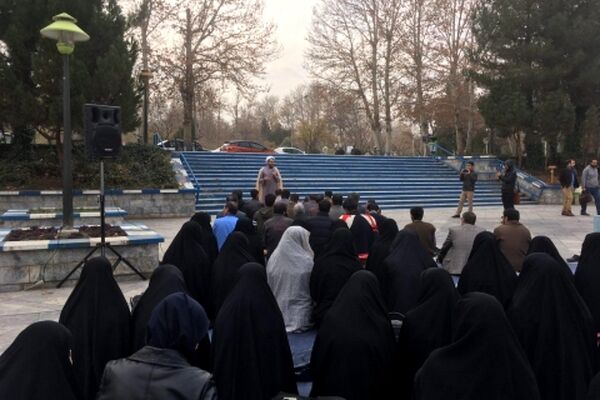 اعتراض دانشجویان دانشکده ادبیات فردوسی به انتقال نمازخانه / مسئولان: دانشکده جای نماز نیست!