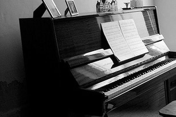 اولین زن ایرانی که نواختن پیانو را آموخت +عکس