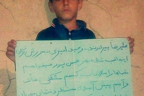 کودک کار سرطانی روی مقوا چه نوشته بود؟+ عکس