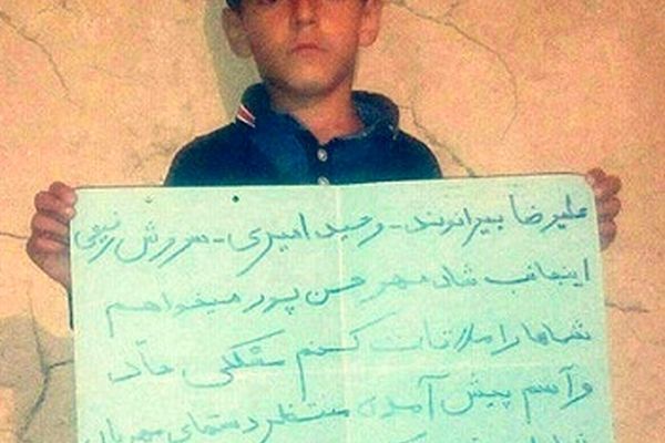 کودک کار سرطانی روی مقوا چه نوشته بود؟+ عکس