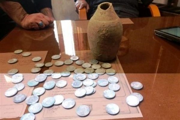 کشف عتیقه‌های باستانی از قاچاقچیان در فرودگاه مشهد