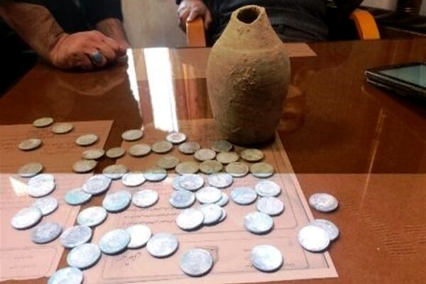 کشف عتیقه‌های باستانی از قاچاقچیان در فرودگاه مشهد