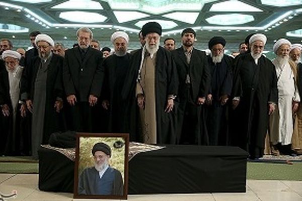 امام خامنه‌ای بر پیکر مرحوم آیت‌الله هاشمی‌‌شاهرودی نماز اقامه کردند