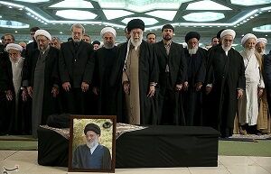 امام خامنه‌ای بر پیکر مرحوم آیت‌الله هاشمی‌‌شاهرودی نماز اقامه کردند