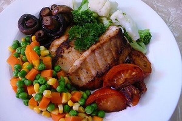 غذای رژیمی/ ماهی و سبزیجات در فِر