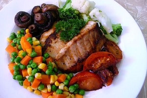 غذای رژیمی/ ماهی و سبزیجات در فِر