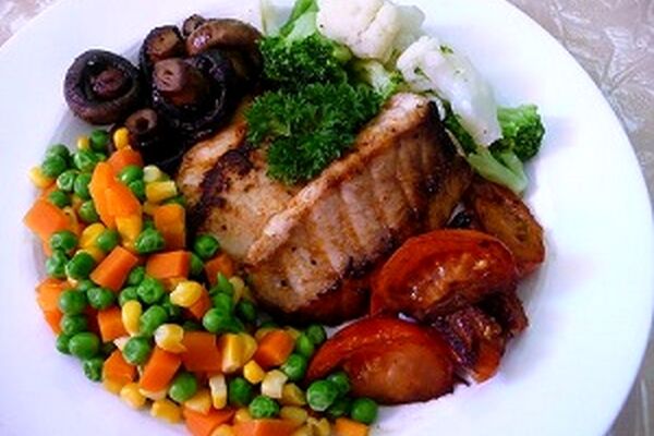 غذای رژیمی/ ماهی و سبزیجات در فِر