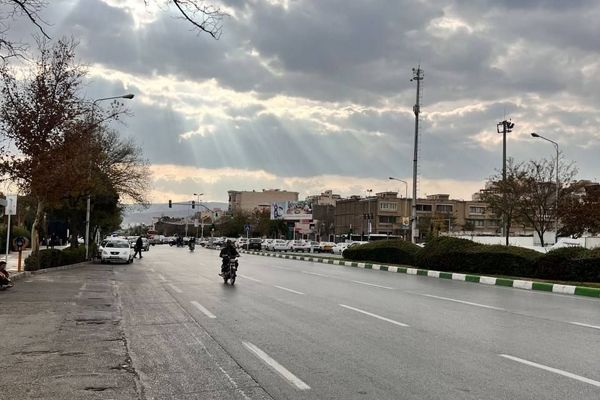 کیفیت هوا قابل قبول و آسمان ابری است