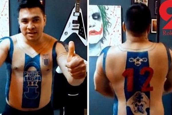 این مرد پیراهن تیم ملی را بر روی بدنش خالکوبی کرد+ عکس