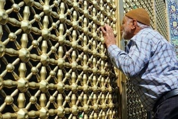 تشرف ۹۵ سالمند مشهدی به حرم رضوی