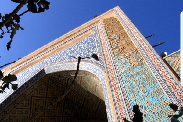 کتیبه و کاشی‌کاری‌های ایوان مزار مولانا در تایباد مرمت شد
