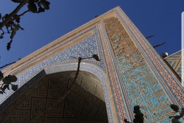 کتیبه و کاشی‌کاری‌های ایوان مزار مولانا در تایباد مرمت شد