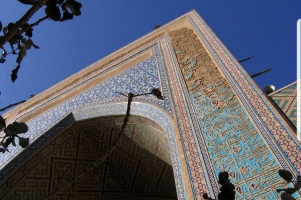 کتیبه و کاشی‌کاری‌های ایوان مزار مولانا در تایباد مرمت شد